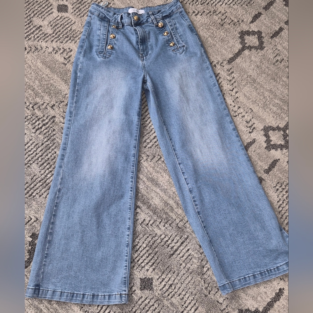 Q2 Light Blue High-Waist Wide-Leg Jeans with Gold Button Accents
